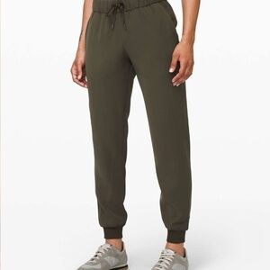 Lululemon On The Fly Jogger pants, Size 8, Dark Olive